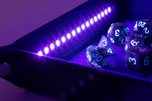 Fanroll Blacklight Dice Tray Met D20 Clearance