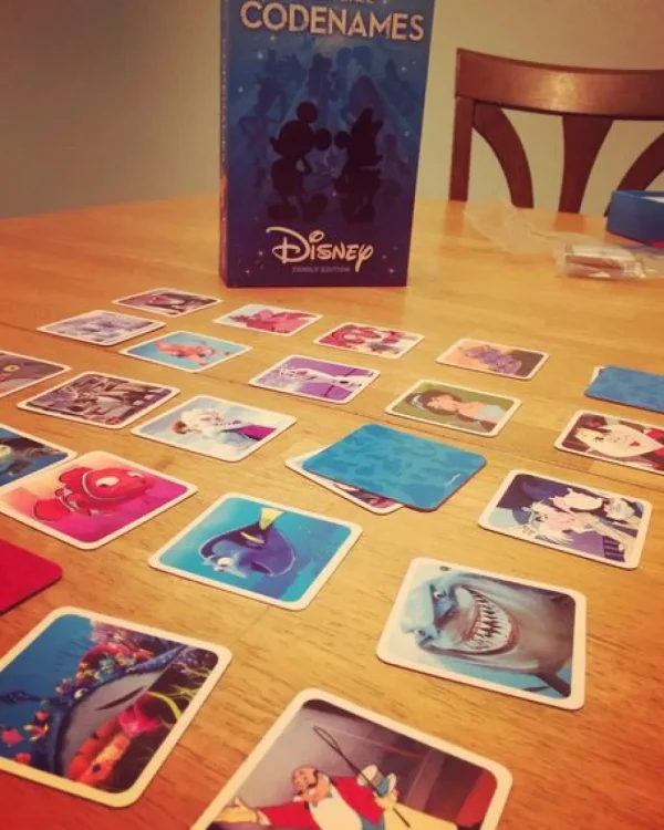 Usaopoly Codenames: Disney Family Edition - Partyspel Hot